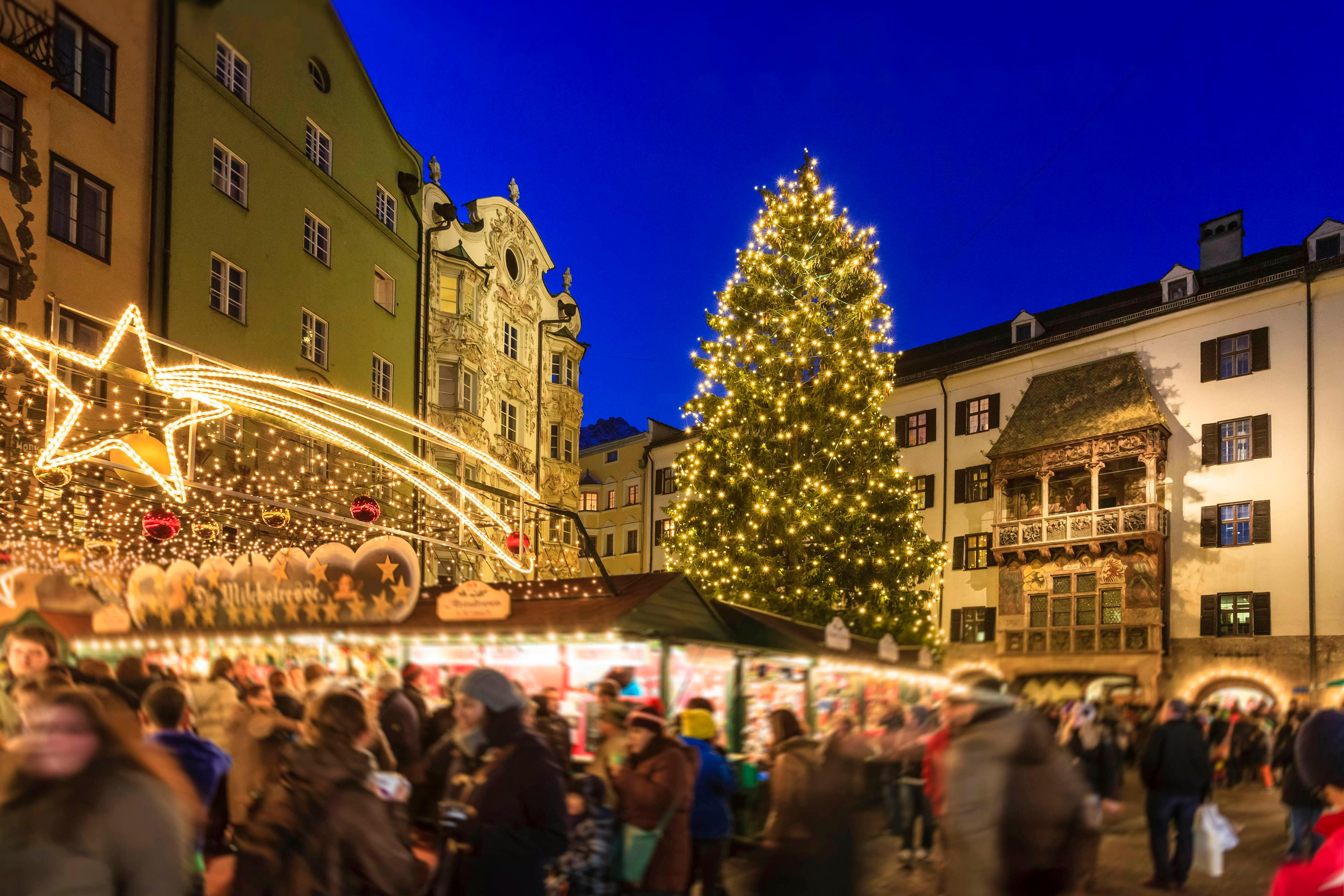 在奥地利西部蒂罗尔的首都因斯布鲁克（Innsbruck）的圣诞节。- 选择焦点 -