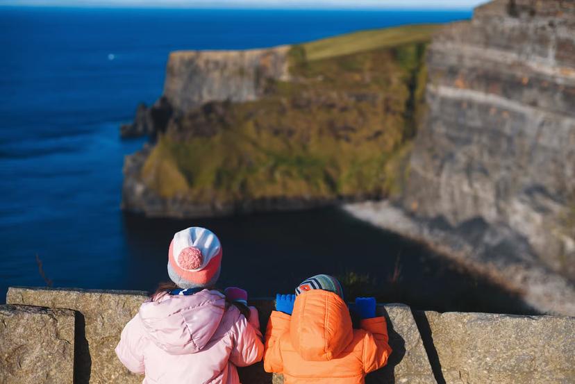 男孩和女孩看着爱尔兰的莫赫悬崖；Shutterstock ID 1603639525;您：Brian Healy；GL：65050;NetSuite：孤bob官方下载链接独的星球在线社论；完整：爱尔兰和孩子们