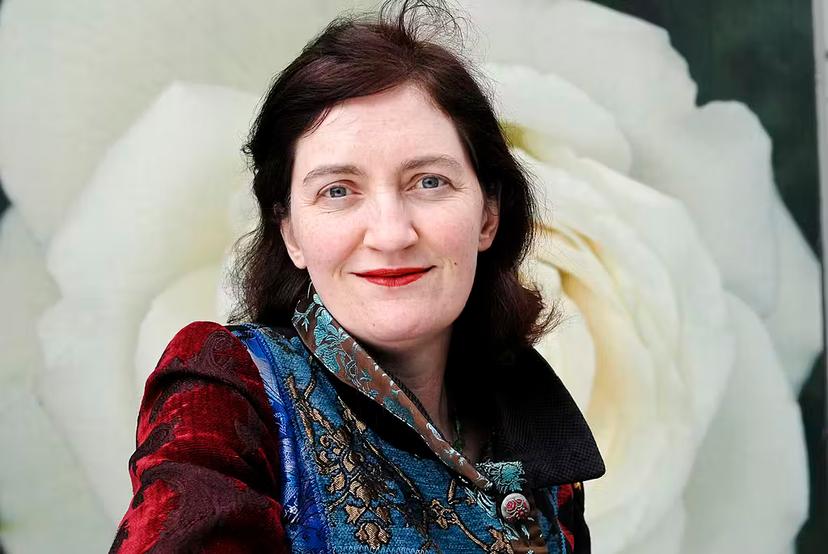 法国巴黎 -  3月18日：爱尔兰作家艾玛·多诺格（Emma Donoghue）在2012年3月18日在法国巴黎举行的肖像会议上摆姿势。（图片由Ulf Andersen/Getty Images摄）